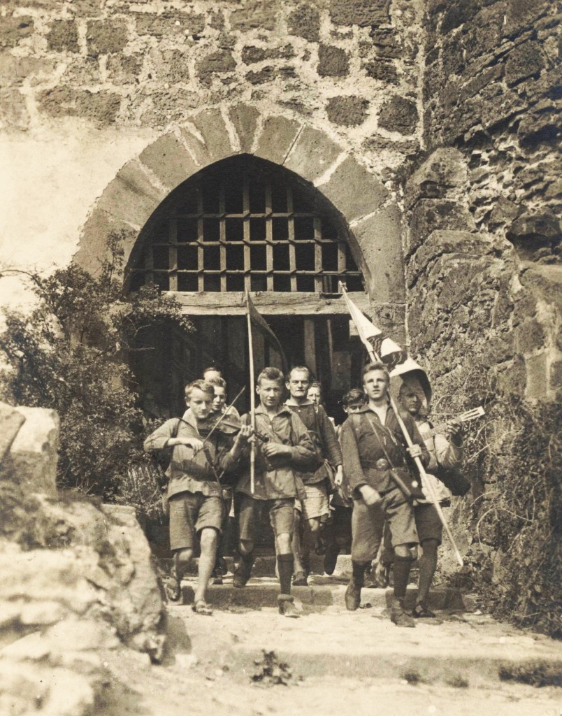 Julius Groß (Fotograf), Auszug junger „Adler und Falken“ aus der Burg Ludwigstein 1921 Quelle: Archiv der deutschen Jugendbewegung © (AdJb) F1/80/01