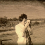 Filmstill einer Frau mit Schmalfilmkamera. Aus dem 
Filmarchiv des LWL-Medienzentrums für
Westfalen, Bestand Schönert-Bischopink, Arnsberg (1950er)