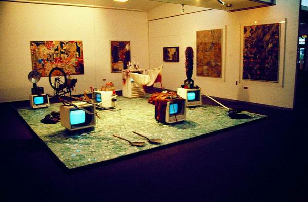 Wolf Vostell, Elektronischer dé-coll/age Happeningraum,1968 aus der Werk-Retrospektive in Köln 1992, Foto: EdHR von Dani2012x6 - Eigenes Werk. Lizenz CC BY-SA 3.0 über Wikimedia Commons https://commons.wikimedia.org/wiki/File:EdHR.jpg#/media/File:EdHR.jpg