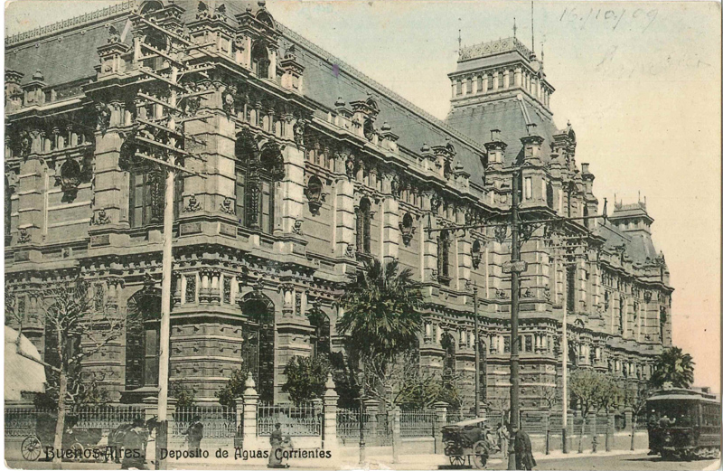 Bildpostkarte „Buenos Aires. Deposito de Aguas Corrientes“, gelaufen 1914. Das 1894 fertig gestellte Wasserwerk steht nicht nur für die moderne Architektur, sondern ebenso für eine moderne Stadtplanung und Hygiene, aus der Sammlung von Hinnerk Onken, mit freundlicher Genehmigung