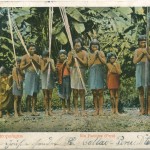 Bildpostkarte „Indios Antropófagos, Rio Pachitea (Perú)“, Verlag: Eduardo Polack, Lima, gelaufen 1900, Foto: Charles Kröhle, 1888, aus der Sammlung der SHMH/Altonaer Museum, Hamburg, Inv. Nr. 1965-702-32 © Foto: SHMH/Altonaer Museum, mit freundlicher Genehmigung
