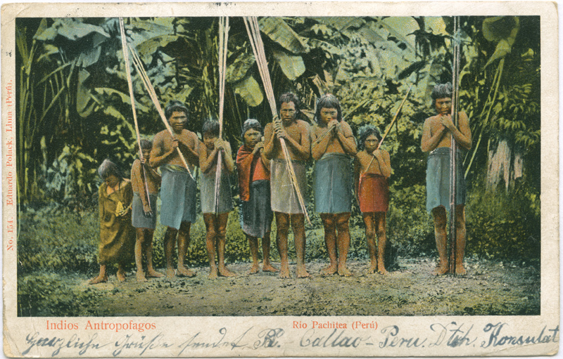 Bildpostkarte „Indios Antropófagos, Rio Pachitea (Perú)“, Verlag: Eduardo Polack, Lima, gelaufen 1900, Foto: Charles Kröhle, 1888, aus der Sammlung der SHMH/Altonaer Museum, Hamburg, Inv. Nr. 1965-702-32 © Foto: SHMH/Altonaer Museum, mit freundlicher Genehmigung