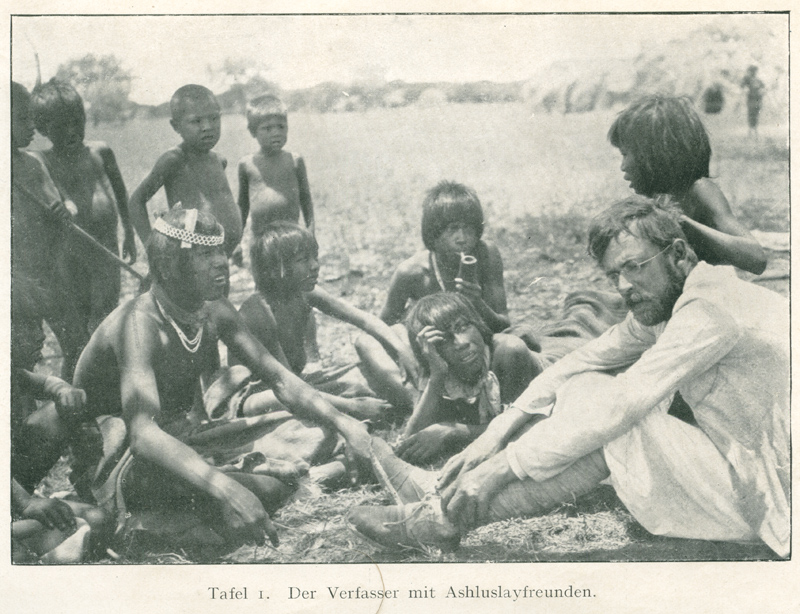 Fotografie „Der Verfasser mit Ashluslayfreunden“, in: Erland Nordenskiöld, Indianerleben: El Gran Chaco (Südamerika), Leipzig 1912, S. III