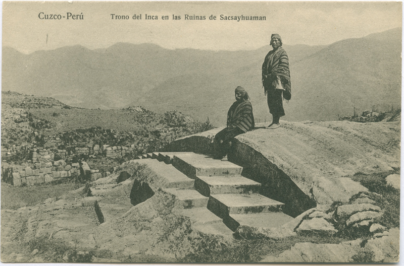 Bildpostkarte „Cuzco – Perú. Trono del Inca en las Ruinas de Sacsayhuaman“, Verlag: H. G. Rosas, Cuzco, c. 1910, aus der Sammlung der SHMH/Altonaer Museum, Hamburg, Inv.Nr. 2008/14,82 © Foto: SHMH/Altonaer Museum, mit freundlicher Genehmigung