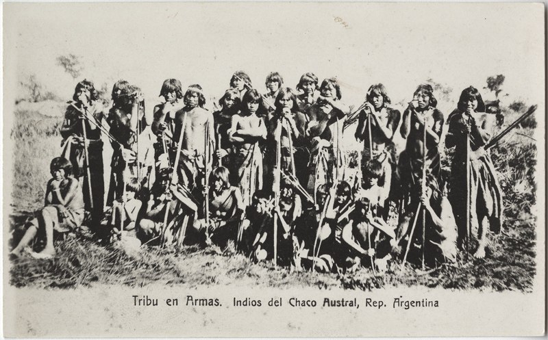 „Tribu en Armas. Indios del Chaco Austral, Rep. Argentina“, Verlag: Roberto Rosauer, Buenos Aires, vor 1906, Foto: Theo Fumière, aus der Sammlung des Ethnologischen Museums, Staatliche Museen zu Berlin – Preußischer Kulturbesitz, Ident. Nr. VIII E Nls 232 © Foto: Staatliche Museen zu Berlin, Preußischer Kulturbesitz – Ethnologisches Museum, mit freundlicher Genehmigung