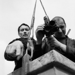 Konferenzplakat. Fotograf: Tamás Urbán, Ungarn 1971. Ein Team des ungarischen Fernsehens MTV auf der Baustelle eines Kraftwerks nahe der Donau