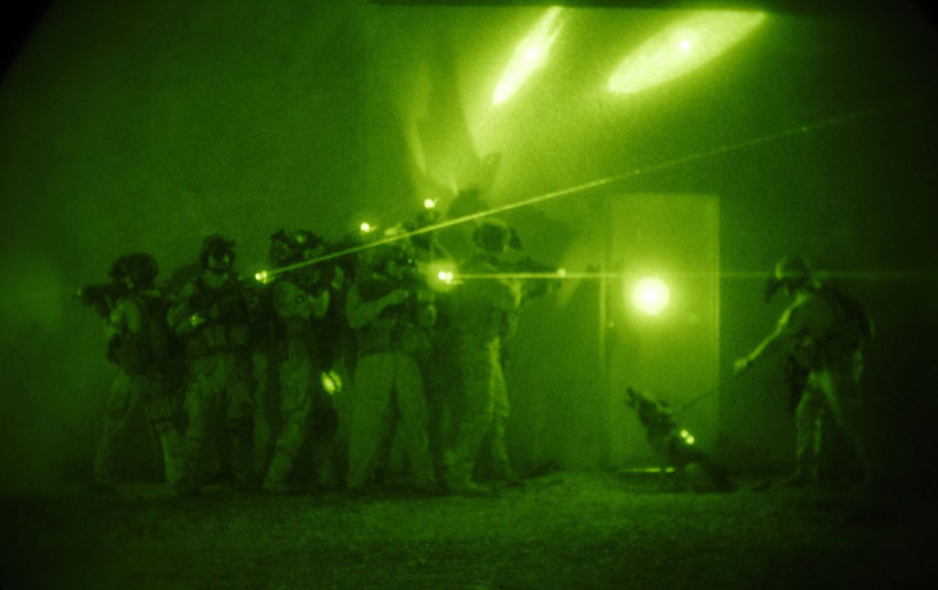 Michael B.W. Watkins (Foto), U.S.Army, Irak-Krieg. „U.S. forces demonstrate entry tactics used by the Iraqi counter terrorism force comprised of coalition and Iraqi forces June 26, 2007 in Baghdad, Iraq“. Quelle: Flickr https://www.flickr.com/photos/35703177@N00/850896175//U.S.Army www.army.mil Lizenz: CC BY 2.0 https://creativecommons.org/licenses/by/2.0/ U.S. forces demonstrate entry tactics used by the Iraqi counter terrorism force comprised of coalition and Iraqi forces June 26, 2007 in Baghdad, Iraq. (U.S. Navy photo by Mass Communication Specialist 1st Class Michael B.W. Watkins) www.army.mil 