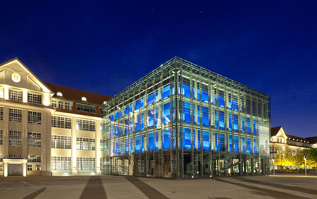 JOEXX (eigenes Werk), ZKM, Zentrum für Kunst und Medientechnologie, Karlsruhe, 2.8.2011. Quelle: Wikimedia Commons https://commons.wikimedia.org/wiki/File:ZKM_Kubus_.jpg#/media/File:ZKM_Kubus_.jpg, Lizenz: CC BY-SA 3.0 https://commons.wikimedia.org/w/index.php?curid=15984642 http://creativecommons.org/licenses/by-sa/3.0/