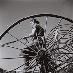 Zoltan Kluger (Foto): Rivka driving the hay rake at Kibbutz Maabarot. Government Press Office, 01.10.1940 Quelle: http://www.flickr.com/photos/government_press_office/7535055888/ Lizenz: CC BY-SA 3.0
