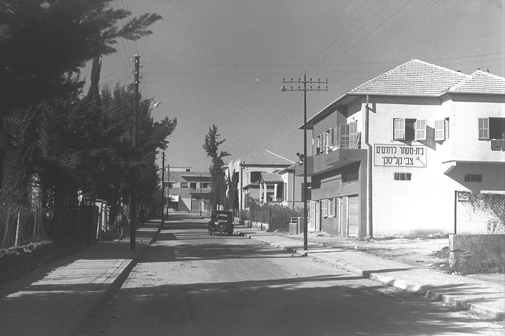 Zoltan Kluger (Foto): A street in Rishon Lezion in 1937. Israeli National Photo Archive, 01.02.1937 Quelle: https://commons.wikimedia.org/wiki/File%3ARishon_LeZion_1937.jpg Lizenz: Public domain or CC BY-SA 3.0