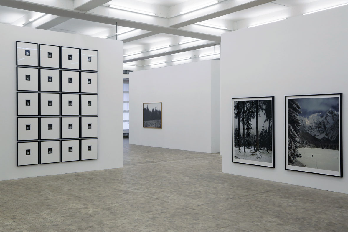 Installation in der Stadtgalerie Kiel 2016, Vordergrund links: „Wandlitz“, rechts „Obersalzberg“, Andreas Mühe, Hintergrund: „Wüstungen“, Anne Heinlein. Foto: Nadja Smith ©