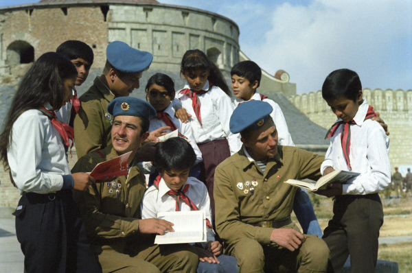 Sowjetische Soldaten und afghanische Pioniere, Afghanistan, 1. Juni 1985. Foto: Jakutin (RIA Novosti 716243) © mit freundlicher Genehmigung – Советские воины и афганские пионеры. Л. Якутин/РИА Новости