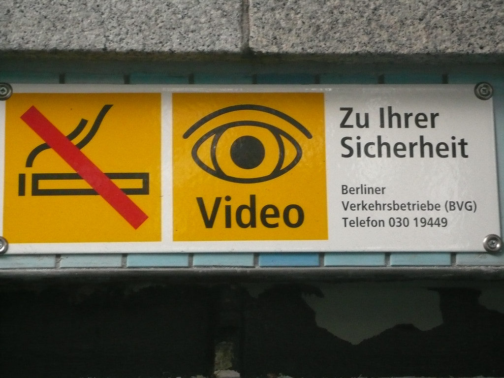 Videoauge der Berliner Verkehrsbetriebe (BVG), Berlin, 9. November 2007. Foto: Cory Doctorow, Quelle: Flickr https://www.flickr.com/photos/doctorow/1933949337/in/photolist-oCZ81v-CcvqZ-7uky5M-4SdWmN-bHWsqF-7ukwKe-3WTZL6-LhEEL-7uprZJ-934JRw-7ukyDr-7upomA-7ukxBR-7ukxai-7upoUm-7ukwFH-97bSi2-7ukwie-cvuL9f-cvuKnC-cksD8, Lizenz: CC BY_SA 2.0 https://creativecommons.org/licenses/by-sa/2.0/