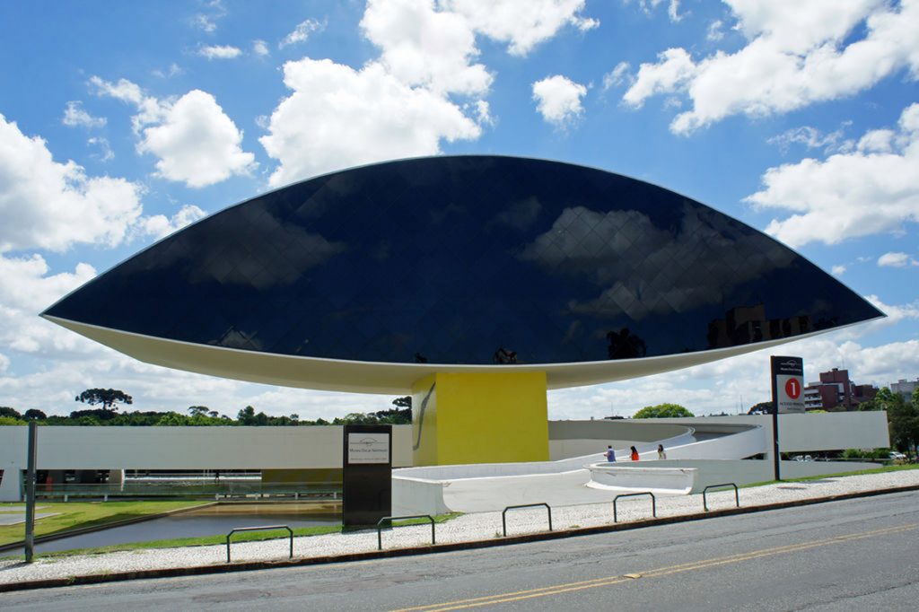 Museum Oscar Niemeyer, Curitiba (Brasilien), 13. November 2013. Foto: Mariordo (Mario Roberto Durán Ortiz), Quelle: Wikimedia Commons https://commons.wikimedia.org/wiki/File:CWB_Olho_Niemeyer_11_2013_7268.JPG?uselang=de CC BY-SA 3.0 https://creativecommons.org/licenses/by-sa/3.0/deed.de