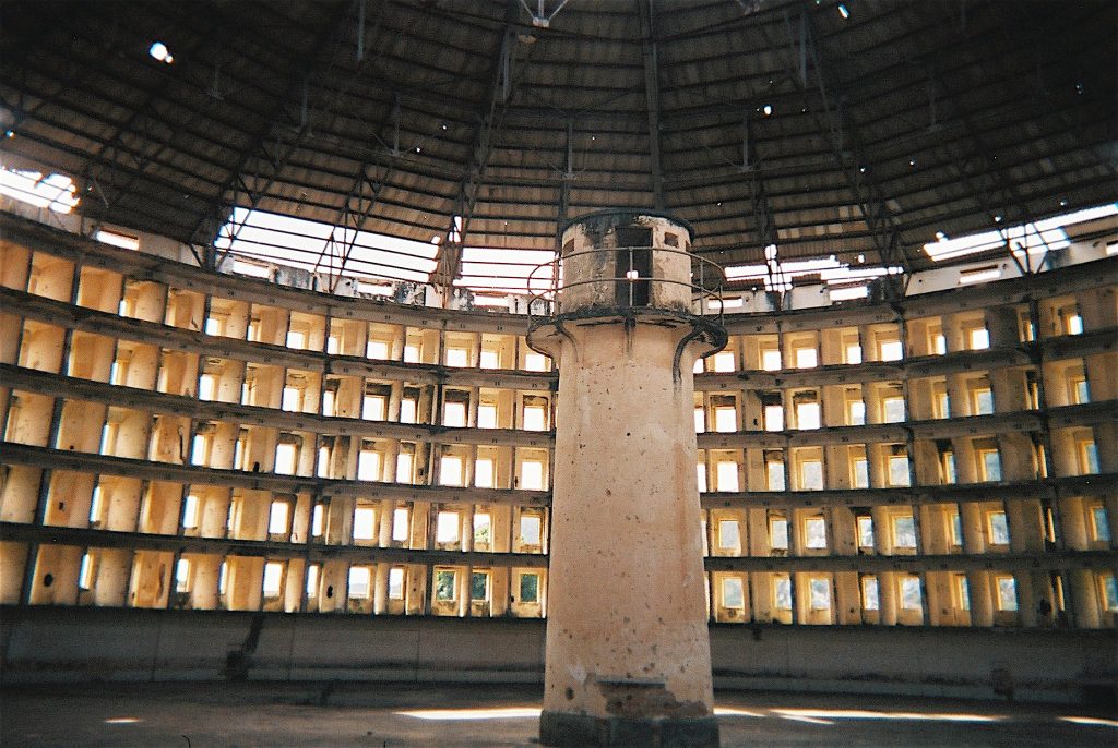 Innenansicht des Presidio Modelo, Isla de la Juventud, Cuba, 23. September 2005. Foto: Friman, Quelle: Wikimedia Commons https://commons.wikimedia.org/wiki/File:Presidio-modelo2.JPG?uselang=de CC BY-SA 3.0 https://creativecommons.org/licenses/by-sa/3.0/deed.de 