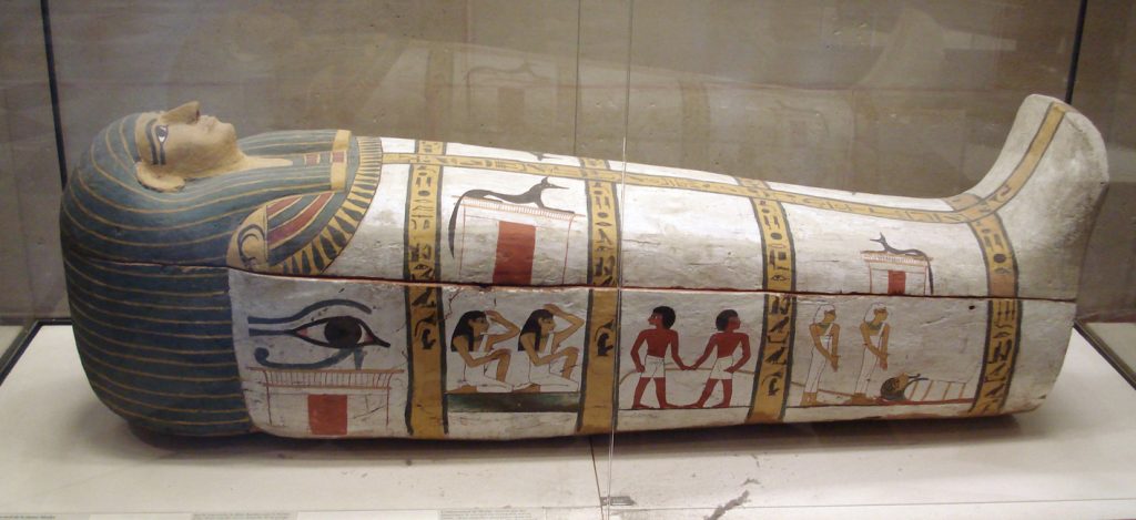 Auge des Horus: Ausschnitt aus dem Holzsarg der Mumie „Madja“ aus Deir el-Medina, um 1450 v.Chr., Louvre Paris, gemeinfrei