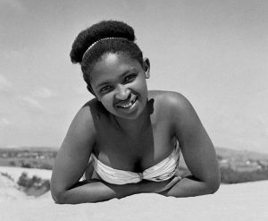 Jürgen Schadeberg: Dolly Rathebe http://www.jurgenschadeberg.com/galleries/TheBlack_WhiteFiftiesinSouthAfrica/BW50s_87.jpg © Jürgen Schadeberg mit freundlicher Genehmigung