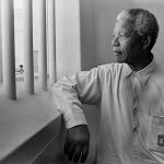 Jürgen Schadeberg: Nelson Mandela’s return to his cell on Robben Island IV, 1994 http://www.jurgenschadeberg.com/galleries/NelsonMandela_1951_2007/Nelson_16.htm © Jürgen Schadeberg mit freundlicher Genehmigung