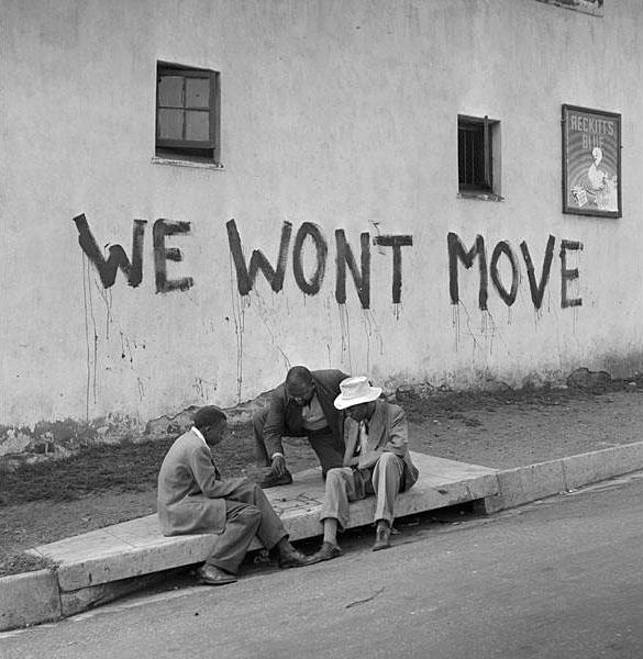 Jürgen Schadeberg: We won't move, Sophiatown http://jurgenschadeberg.com/galleries/TheBlack_WhiteFiftiesinSouthAfrica/BW50s_04.jpg © Jürgen Schadeberg mit freundlicher Genehmigung