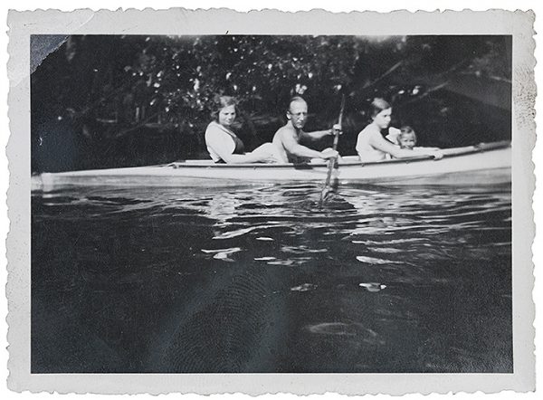 A man with two women and a girl paddling, 1933 Jewish Museum Berlin © courtesy of http://objekte.jmberlin.de/object/jmb-obj-129071 