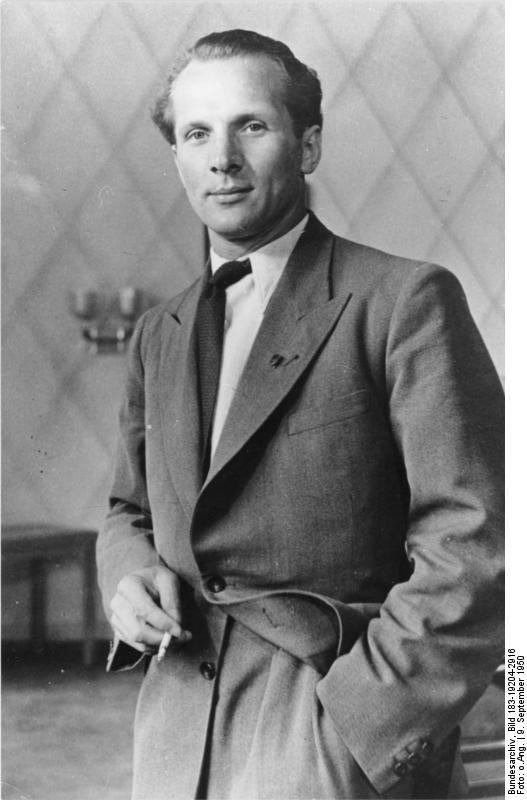 Erich Honecker. ADN-Bildarchiv, Fotograf unbekannt. Aufnahme vom 9.9.1950. Quelle: Bundesarchiv Bild 183-19204-2916 / Wikimedia Commons http://www.bild.bundesarchiv.de/archives/barchpic/search/_1473066343/?search%5Bform%5D%5BSIGNATUR%5D=Bild+183-19204-2916 https://commons.wikimedia.org/wiki/File:Bundesarchiv_Bild_183-19204-2916,_Erich_Honecker.jpg, Lizenz: CC-BY-SA 3.0 https://creativecommons.org/licenses/by-sa/3.0/de/deed.en