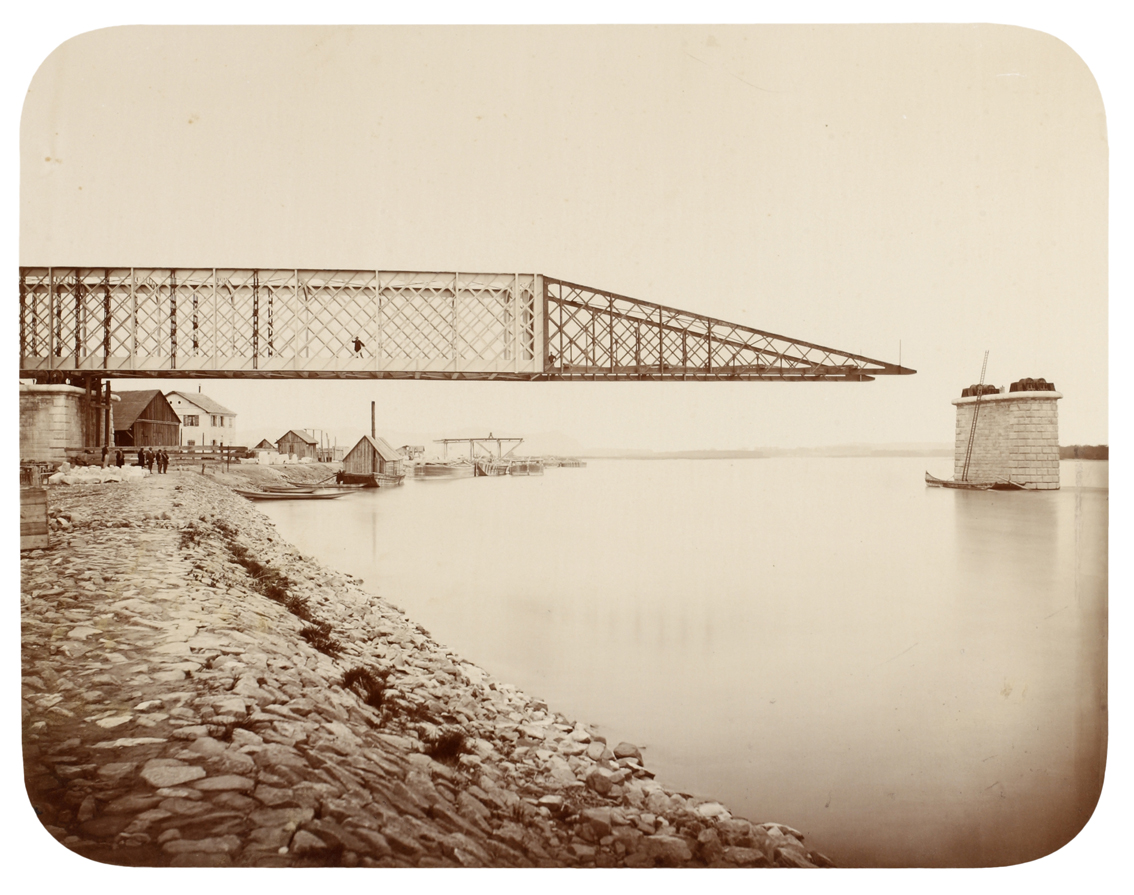 Hermann Voigtländer: Bau der Donaubrücke bei Stadlau. Einschieben der Eisenkonstruktion mittels Rollen und Flaschenzügen über die fünf Öffnungen, Stand der Arbeiten vom 4. Mai 1870 © Eisenbahnarchiv, Technisches Museum Wien mit freundlicher Genehmigung