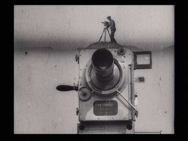 Fimstill aus: Dziga Vertov, Der Mann mit der Kamera, UdSSR 1929, Quelle: Wikimedia Commons https://commons.wikimedia.org/wiki/File:Man_with_a_Movie_Camera_by_Dziga_Vertov.jpg, gemeinfrei