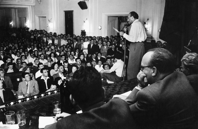 Das Bild zeigt den Kolumnisten Tibor Tardos, der ein Jahr zuvor aus der Partei der Ungarischen Werktätigen (Kommunistische Partei Ungarns) ausgeschlossen wurde und vor dem Petöfi-Kreis spricht. Budapest 1956