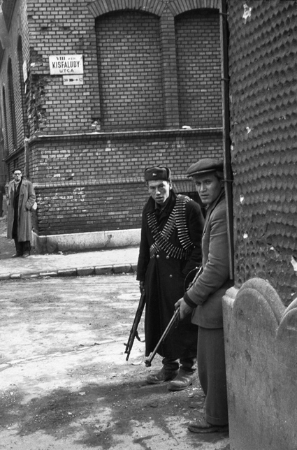 Erich Lessing: Zwei Aufständische an einer Ecke der Kisfaludy-Allee im Zentrum von Budapest. Budapest 1956 © mit freundlicher Genehmigung