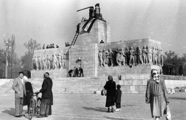 Die zurückgebliebenen Stiefel des Stalin-Denkmals nach dessen Sturz am 23. Oktober 1956. 