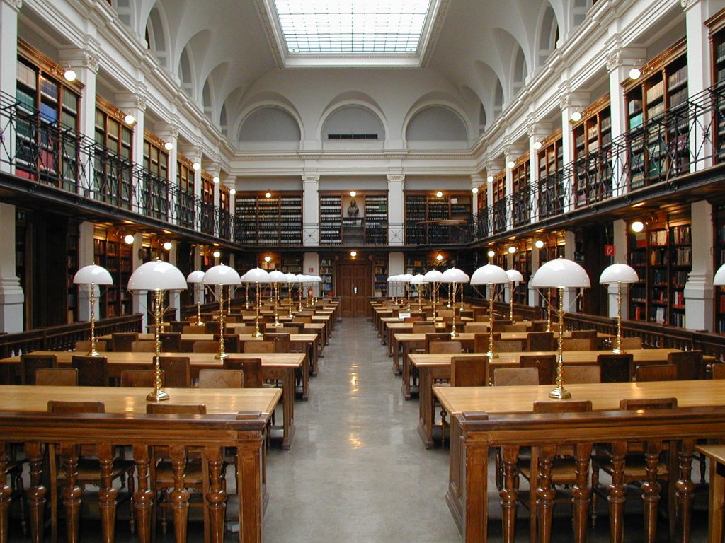 Der Lesesaal der Universitätsbibliothek Graz (19. Jahrhundert) am 2. September 2003. Foto: Marcus Gossler - Own work, CC BY-SA 3.0 https://commons.wikimedia.org/w/index.php?curid=352545